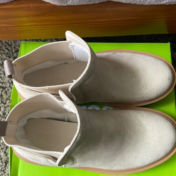 Size 7 Boots! - Picture 2 of 2